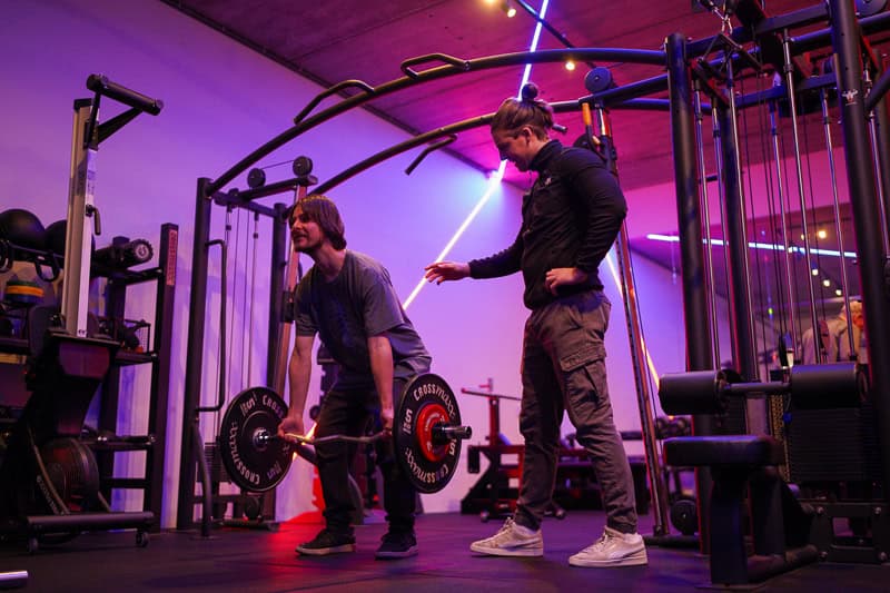personal trainer bodegraven helpt man bij krachttraining